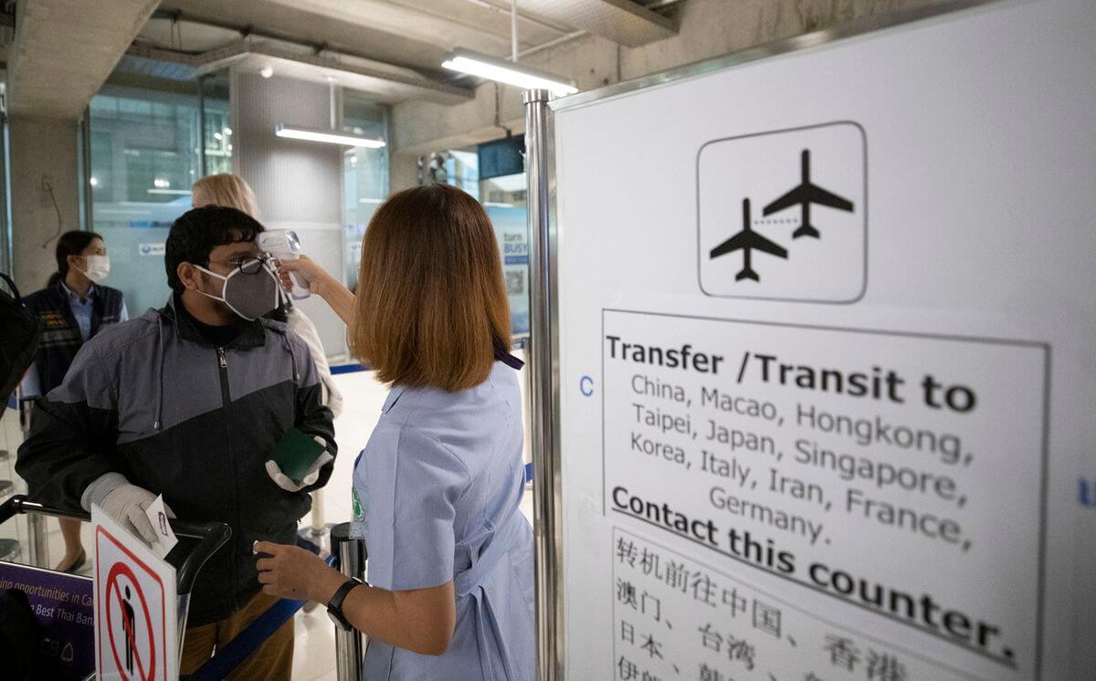 Petugas sedang memeriksa penumpang di bandara